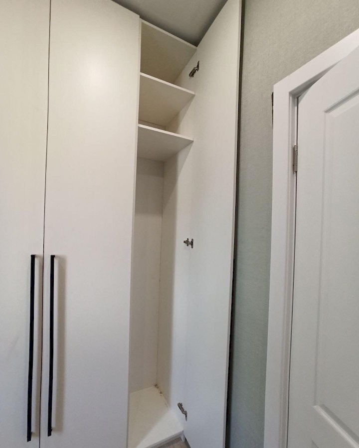 Встроенные шкафы-Встроенный шкаф с распашными дверями «Модель 24»-фото3