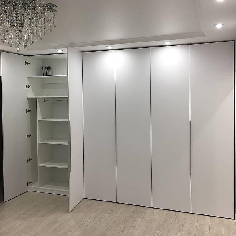 Встроенные распашные шкафы-Встроенный шкаф с белыми распашными дверями «Модель 48»-фото4